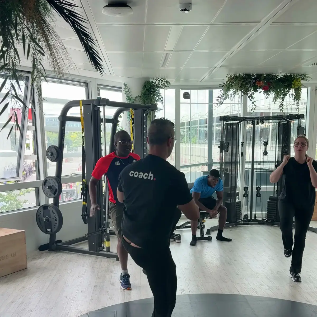Le coach Fiters mène l’échauffement.