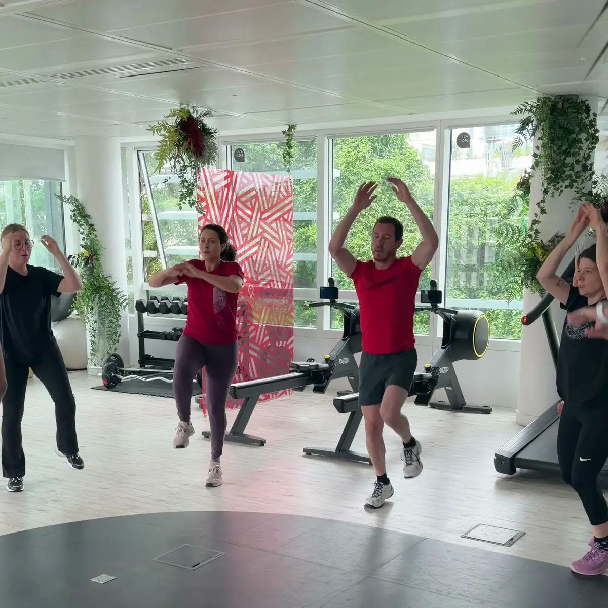 Une séance collective encadrée dans l’espace Wellness.